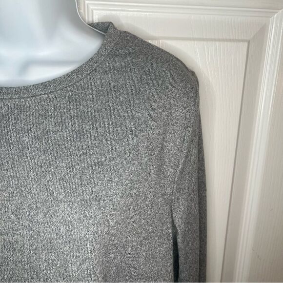 Robert Louis Soft Long Sleeve Asymmetrical Ruffle Hem Top Gray White L NWT - Picture 6 of 11